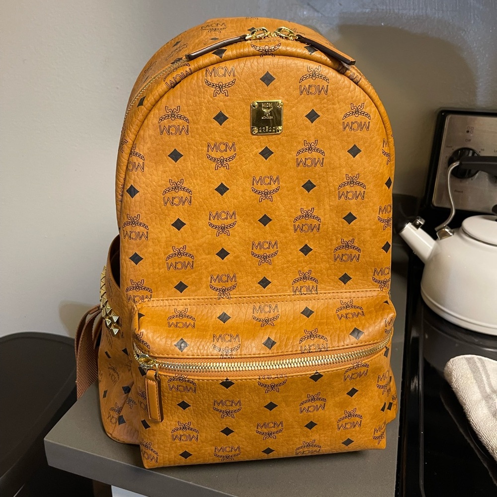 MCM Medium Stark Visetos Studded ‼️‼️SOLD‼️‼️